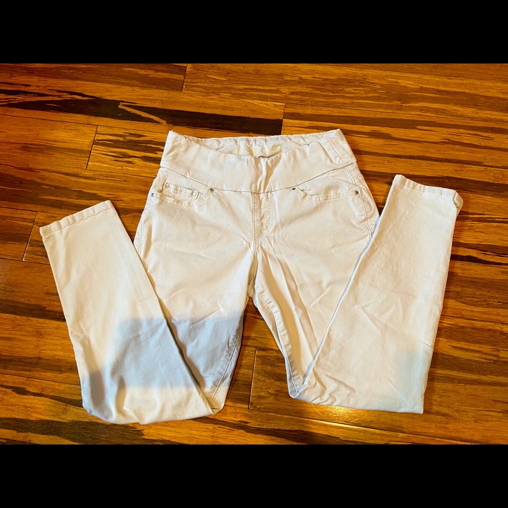 Jag pull on pants